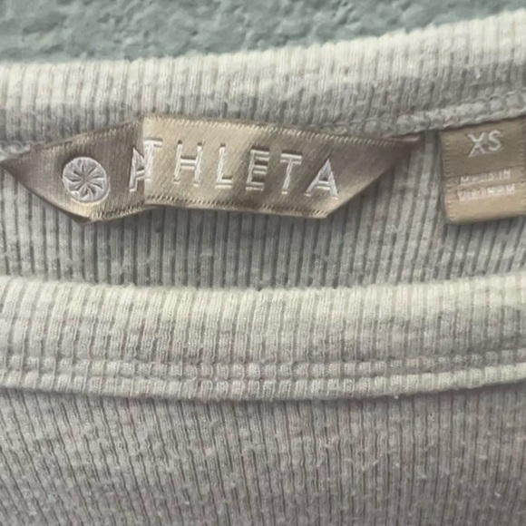 EUC Athleta Glimpse Open Neck In Fog Gray Heather Tee Size XS - Picture 6 of 7